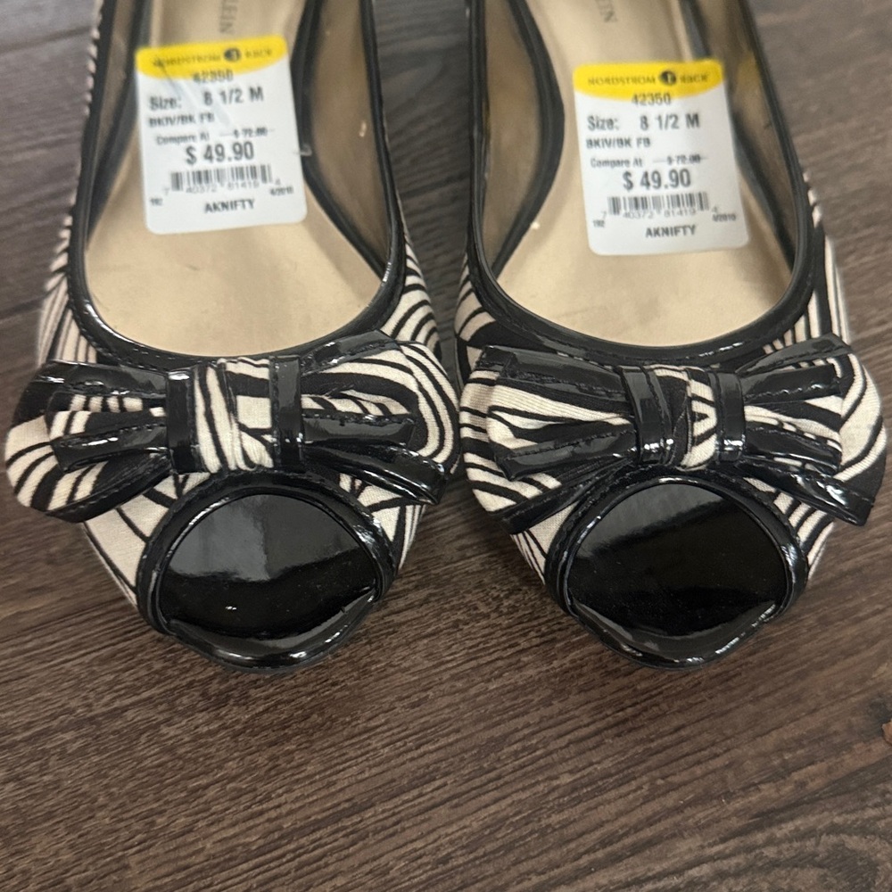 Anne Klein NWT Nifty Black and Cream Peep-Toe Flats with Knot Detail 8.5 - Picture 2 of 8